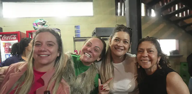 Amigas reunidas no salão da Arena Quintal 22