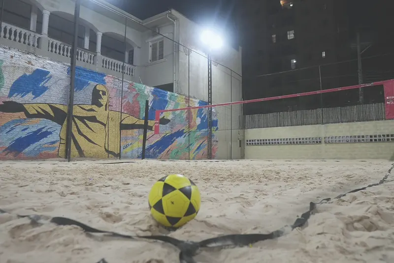 Bola na areia da quadra iluminada da Arena Quintal 22