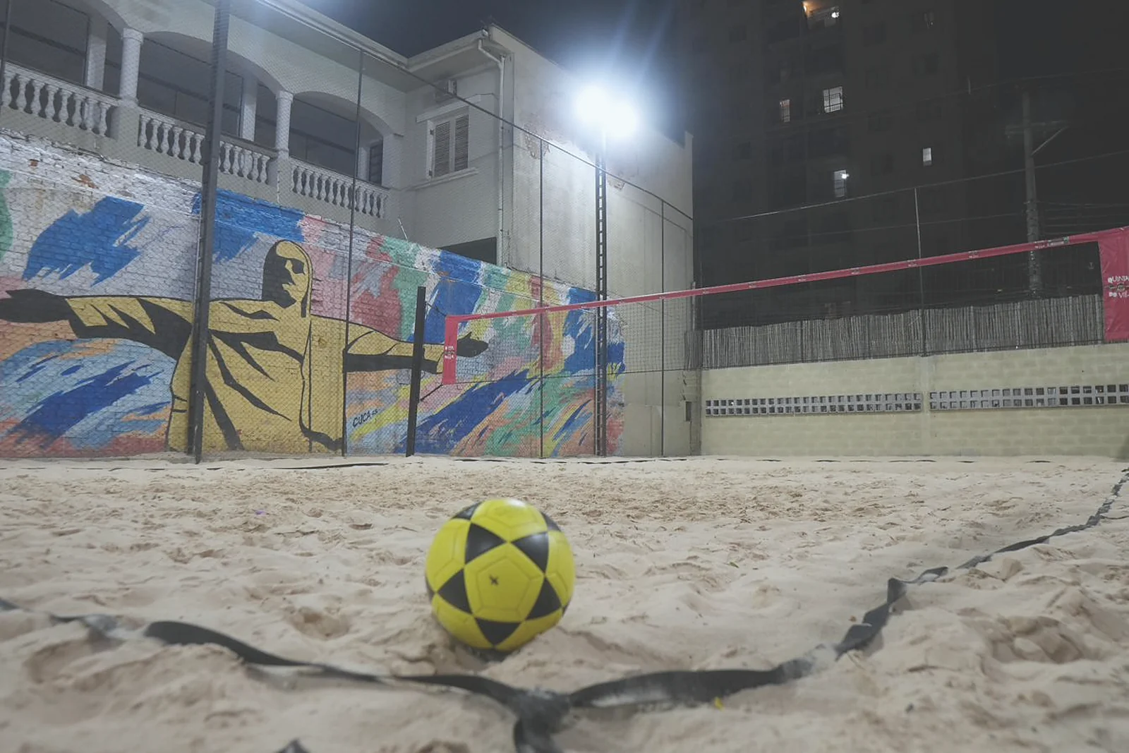 Bola na areia da quadra iluminada da Arena Quintal 22